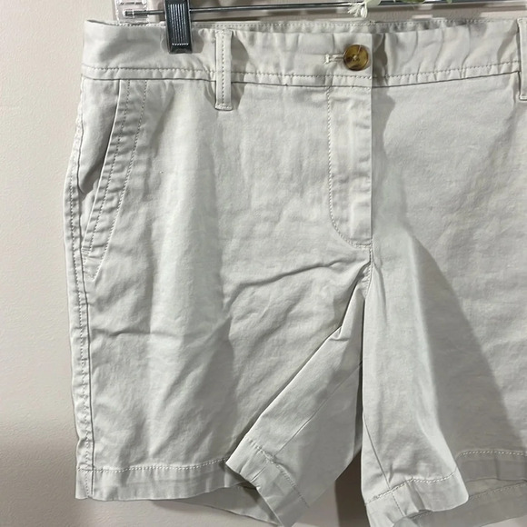 Talbots Girlfriend Chino Short Khaki 8P - Picture 2 of 14